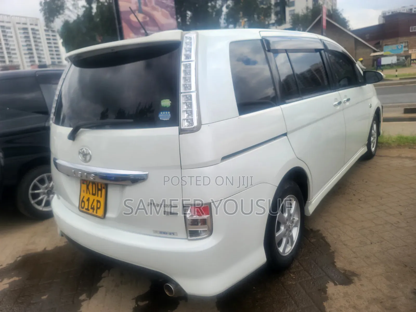 Toyota ISIS 2015 White
