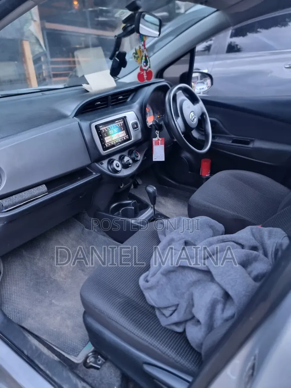 Toyota Vitz 2015 Silver