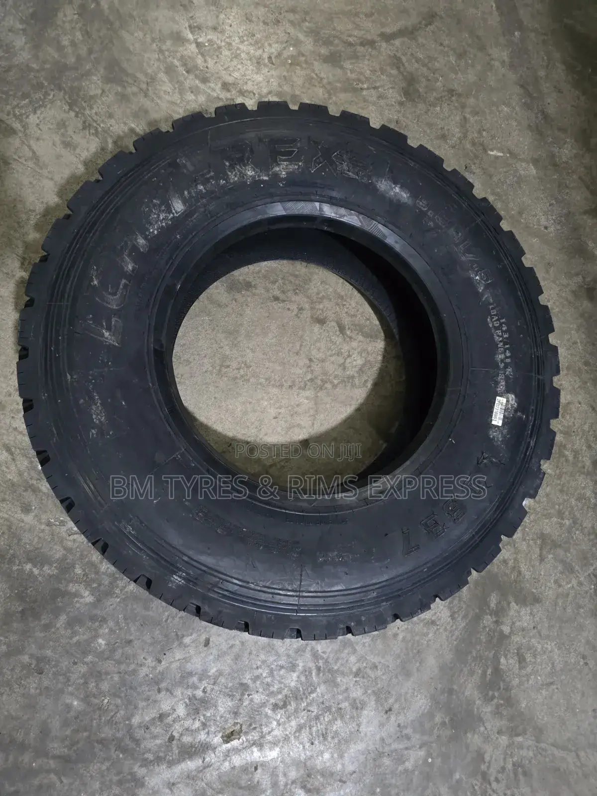 9.5 R17. 5 LCH Tires (Diff)