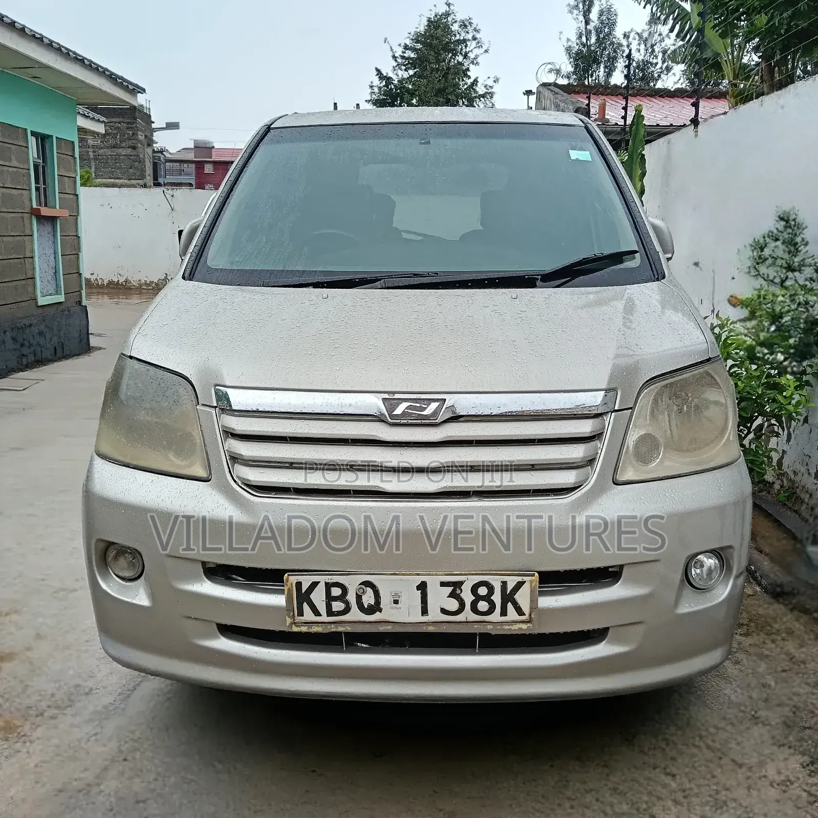 Toyota Noah 2004 Gold