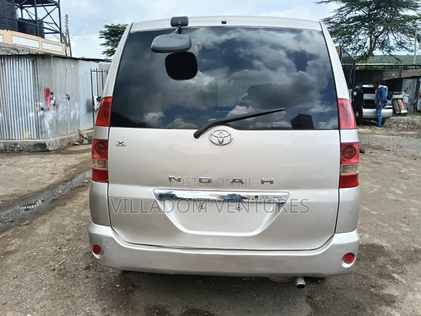 Toyota Noah 2004 Gold