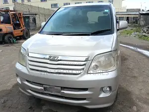 Toyota Noah 2004 Gold