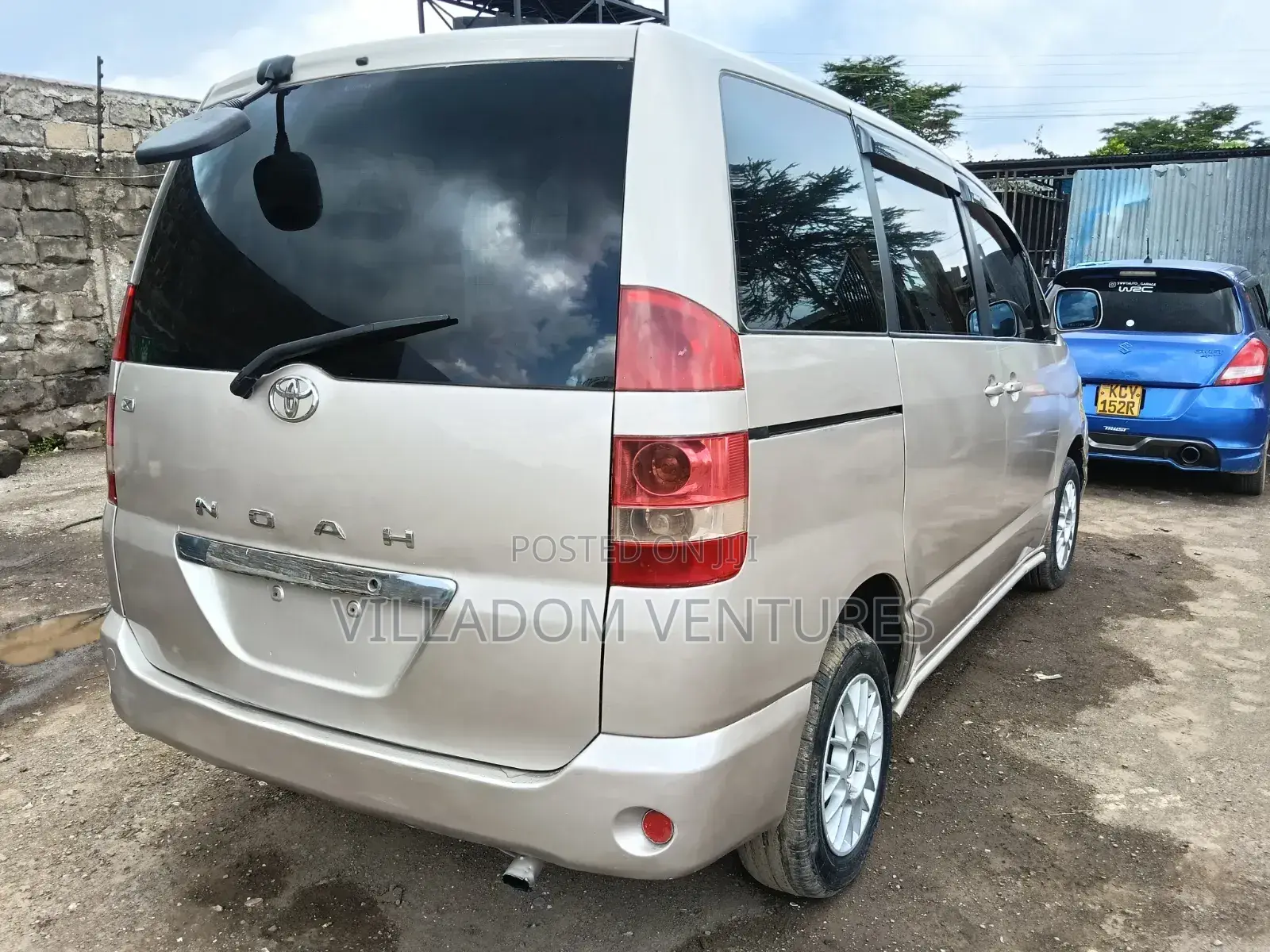 Toyota Noah 2004 Gold