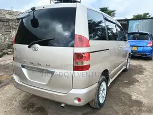 Toyota Noah 2004 Gold