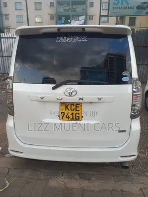 Toyota Voxy 2010 White