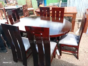 Beautifully Made Dining Table 6 Sitter