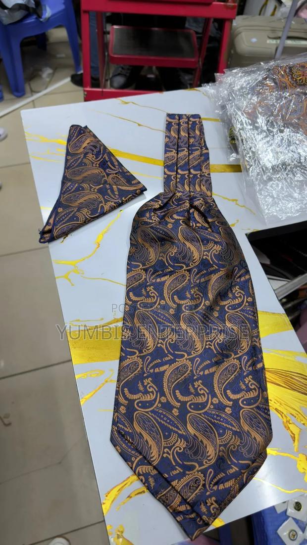 Cravat With Matching Pocket Square Set