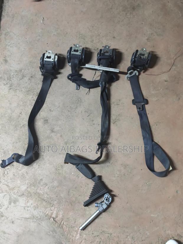 Nissan Duaris Front Safety Belts. - thumbnail 2