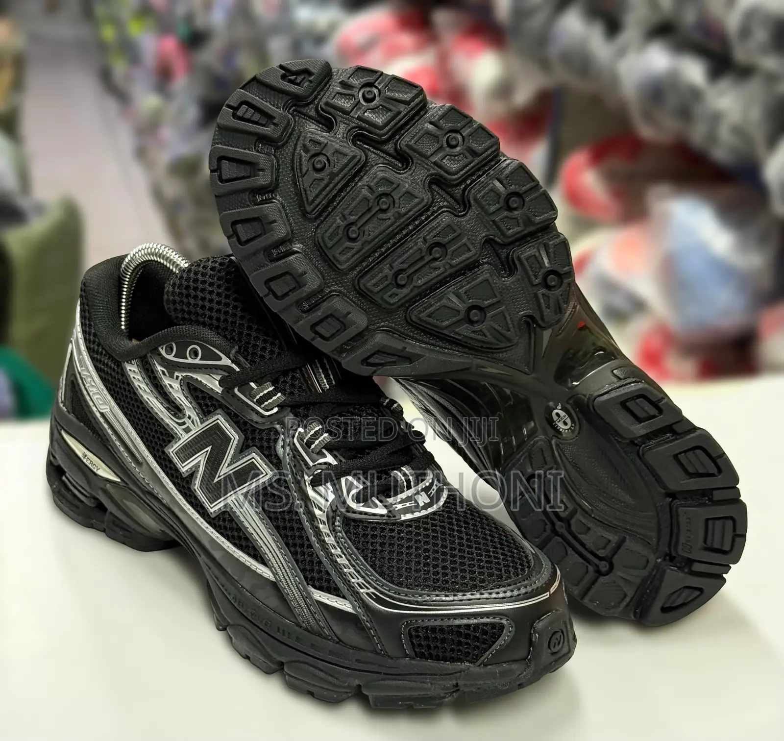 New Balance 740 Sneakers in Black With Silver Accents, Size 39-45