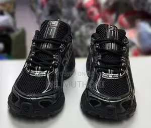 New Balance 740 Sneakers in Black With Silver Accents, Size 39-45