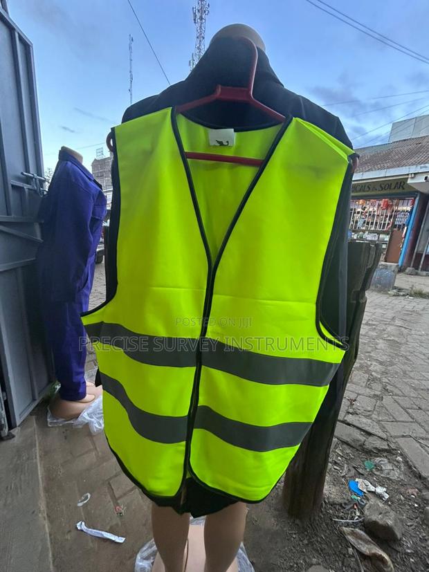 Green Reflective Safety Vest for Industrial Use - main view