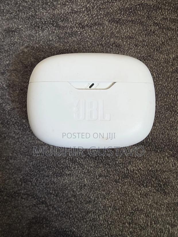 White JBL Wave Beam Earbuds