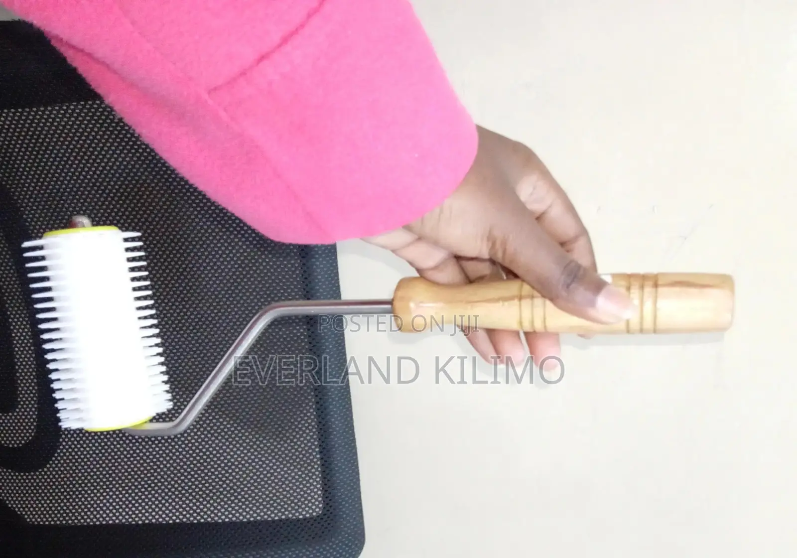 Uncapping Roller