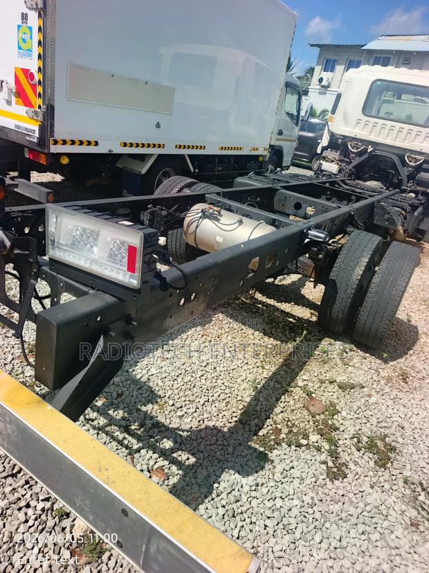 Isuzu Forward 2019 White - thumbnail 6