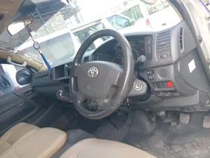 Toyota HiAce 2018 Silver