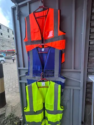 Durable Reflector Vest With Zip Closure And Pockets