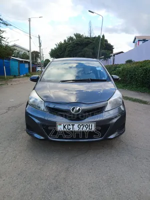 Toyota Vitz 2012 Silver