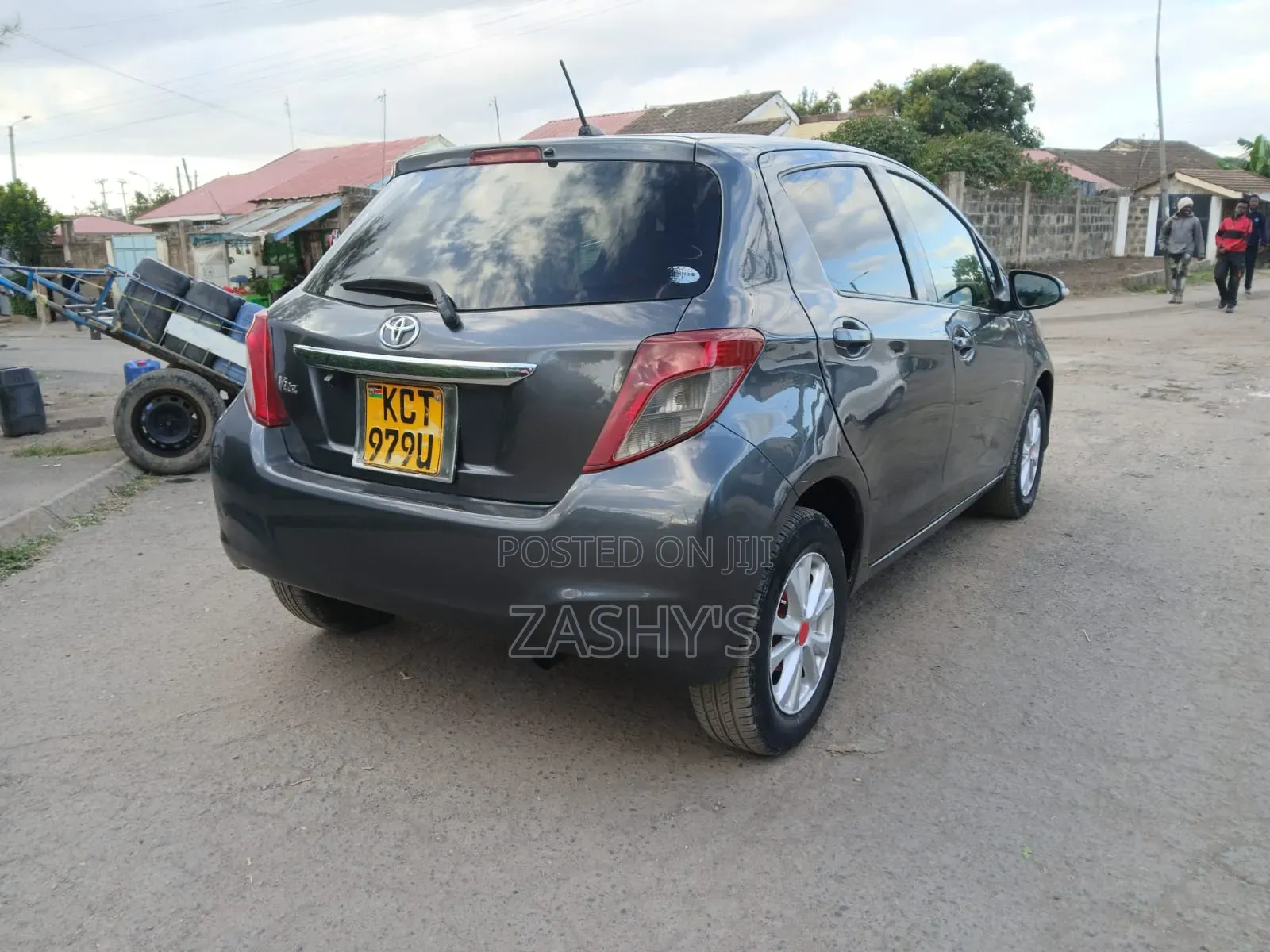 Toyota Vitz 2012 Silver