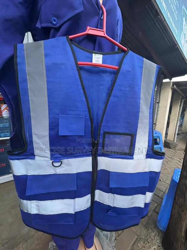 Reflective Safety Vest With Durable Utility Features