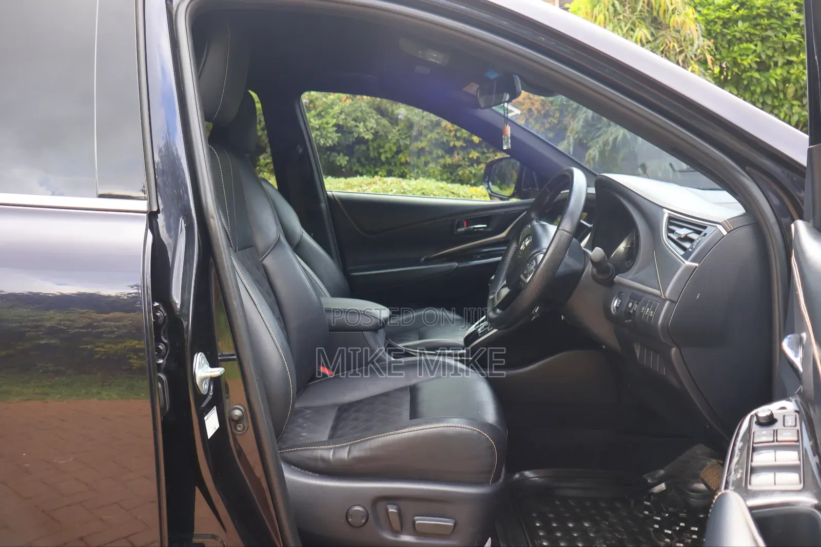 Toyota Harrier 2.0 2017 Black