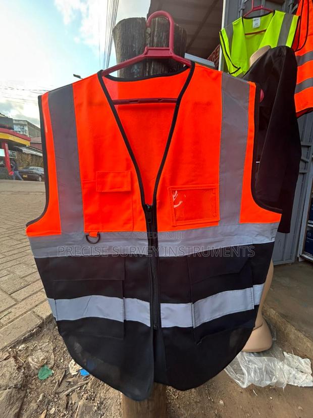 High-performance Reflector Vest With Storage Compartments