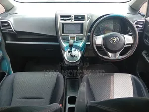 Toyota Ractis 2012 Silver