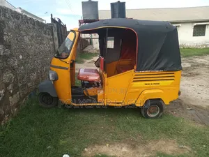 Piaggio 2016 Yellow