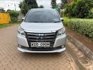 Toyota Noah 1.8 FWD Hybrid (7 seater) 2014 Silver