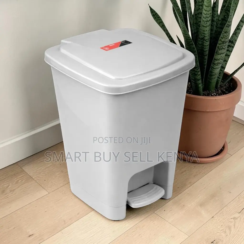 Firm Grip Eco Friendly 30l Hard Plastic Step Pedal Waste Garbage Bin