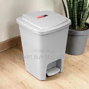 Efficient Disposal Fade Resistant 30l Plastic Step Pedal Waste Bin