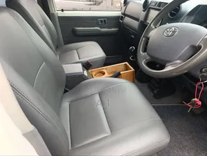 Toyota Land Cruiser 4.5 V8 GXR 2019 Beige