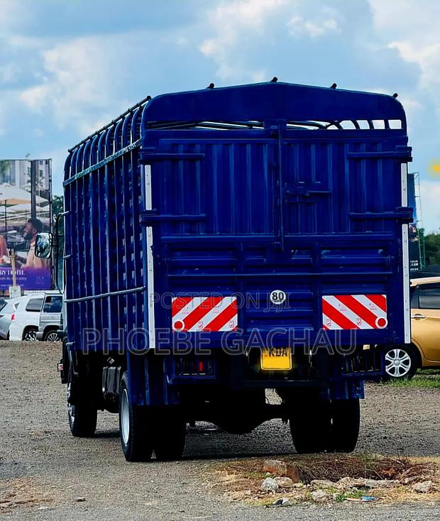 Isuzu FRR 90 2022 White - thumbnail 2