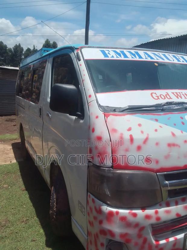 Toyota HiAce 2010 White - thumbnail 3