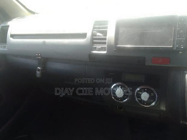Toyota HiAce 2010 White - thumbnail 4