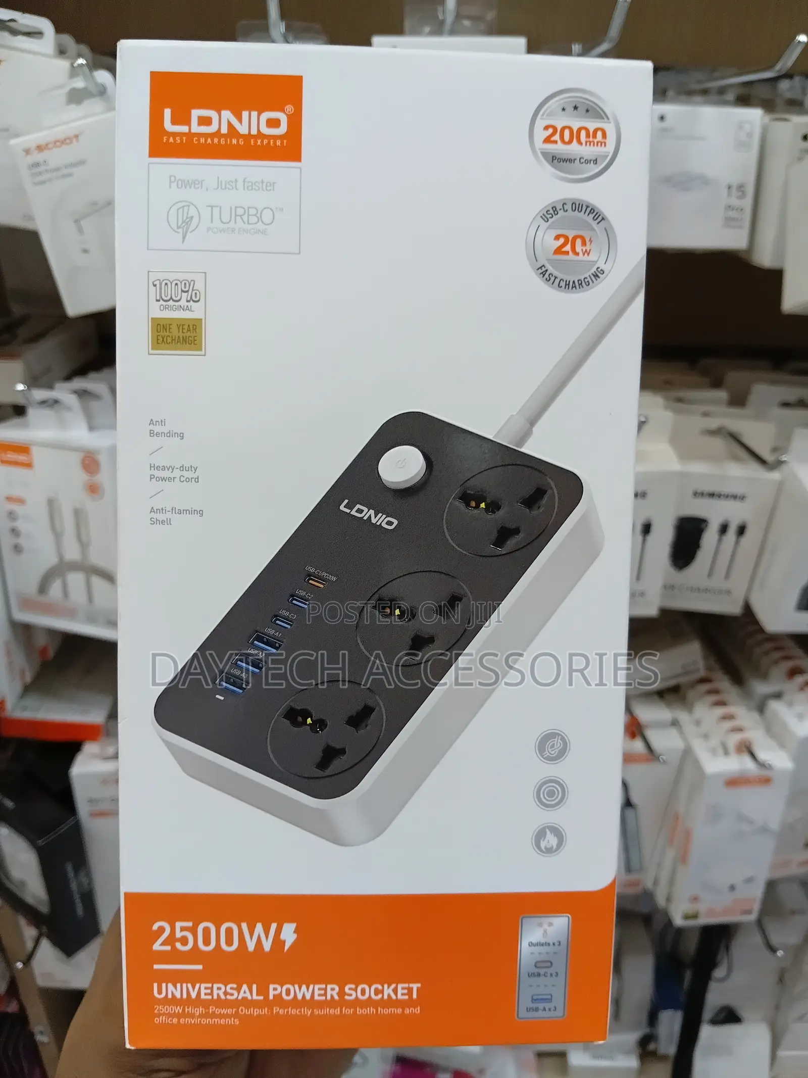 Ldnio Sc3604 Universal Power Socket With a Black and White Design.