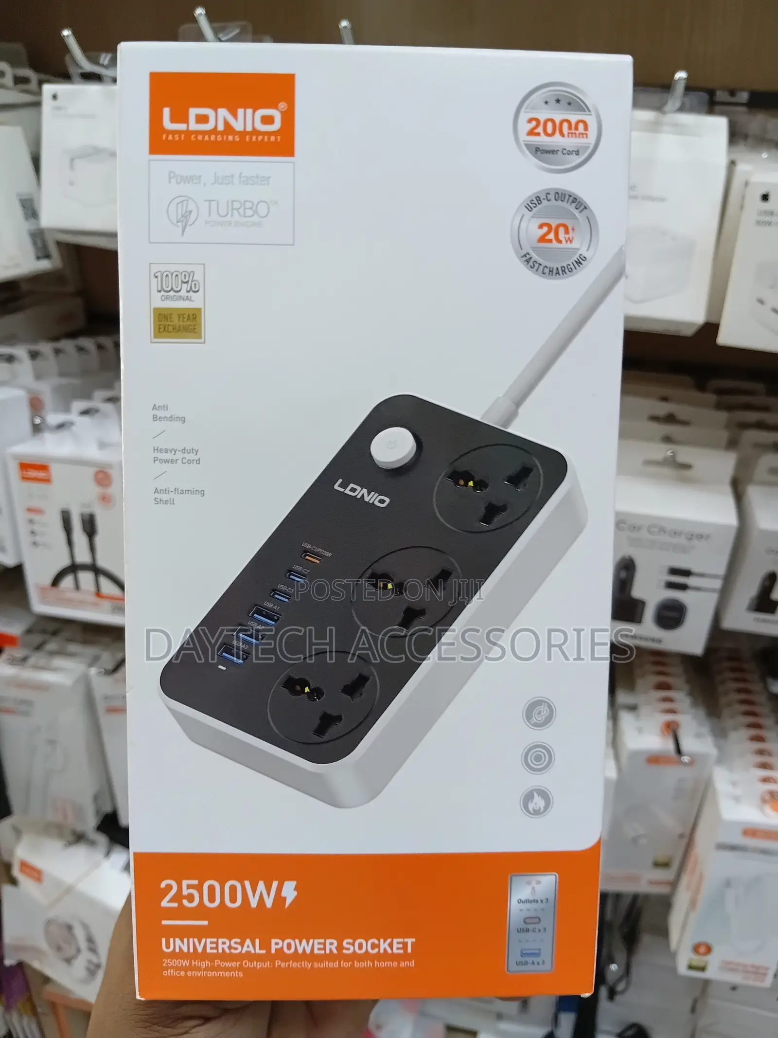 Ldnio Sc3604 Universal Power Socket With a Black and White Design.