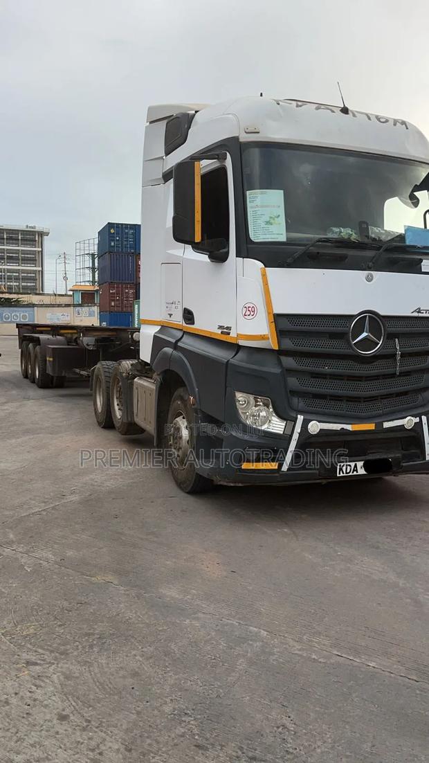 Clean Actros Mp4 Complete With Zg Skeleton Trailer - thumbnail 4