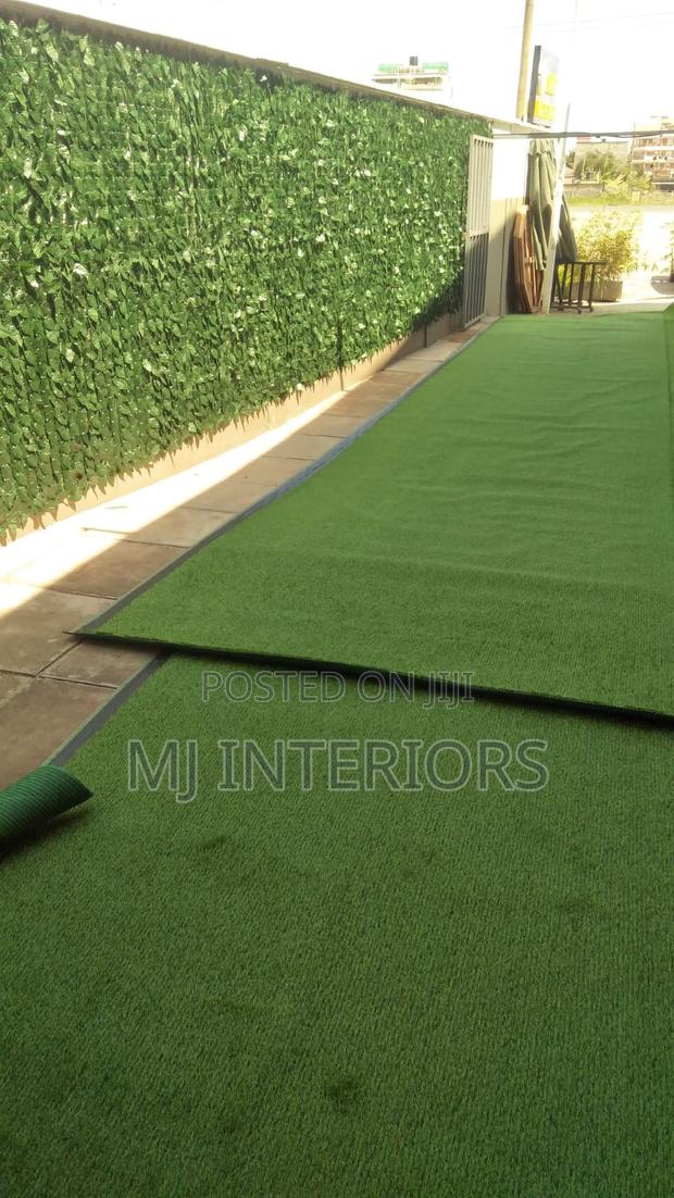 Synthetic Grass Carpet for Elegant Rooftop Garden Designs