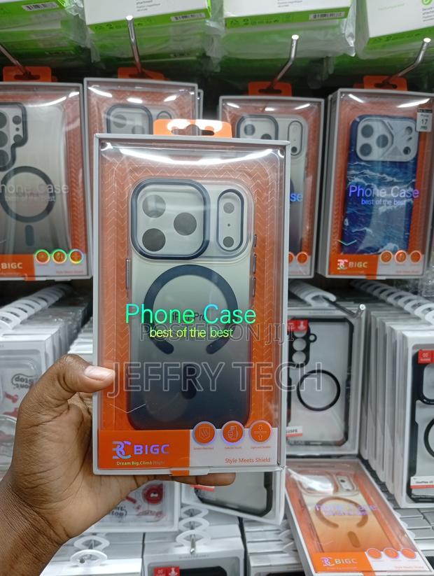 Phone Case Features a Transparent Design With a Black Camera Lens - main view