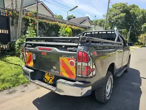 Toyota Hilux 2017 Gray
