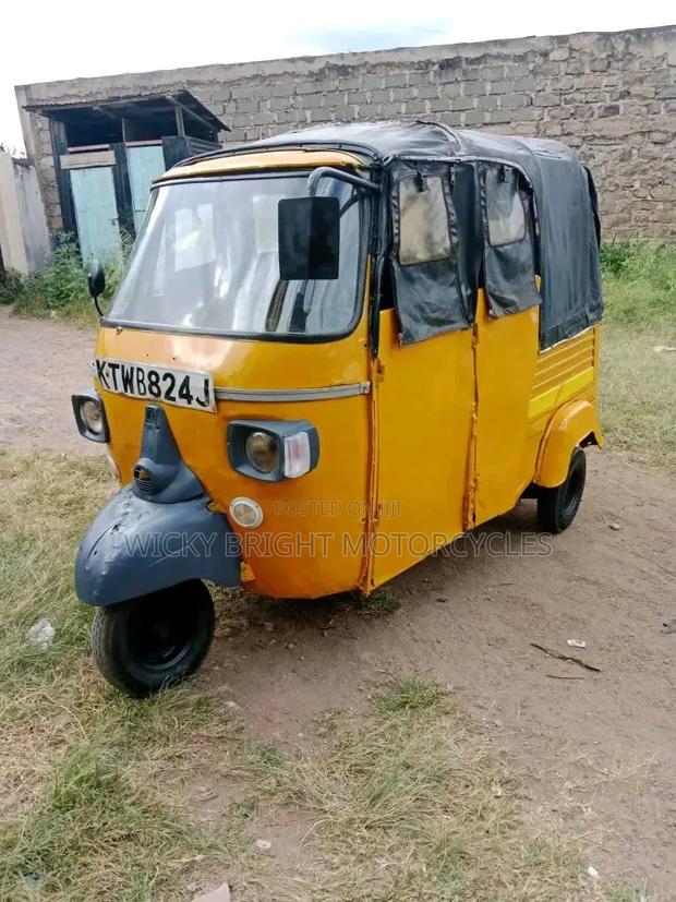 Piaggio 2021 Yellow - thumbnail 2