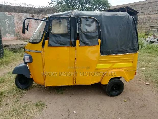 Piaggio 2021 Yellow - thumbnail 3