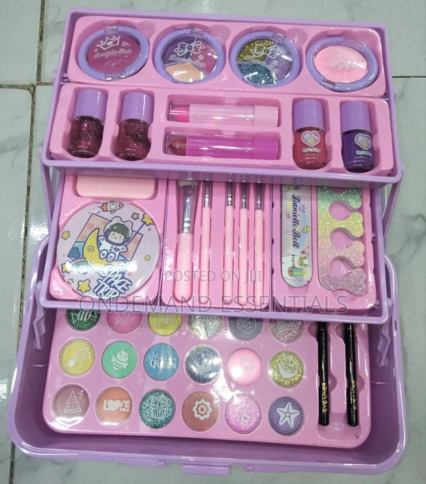 Danielle Make Up Set Available