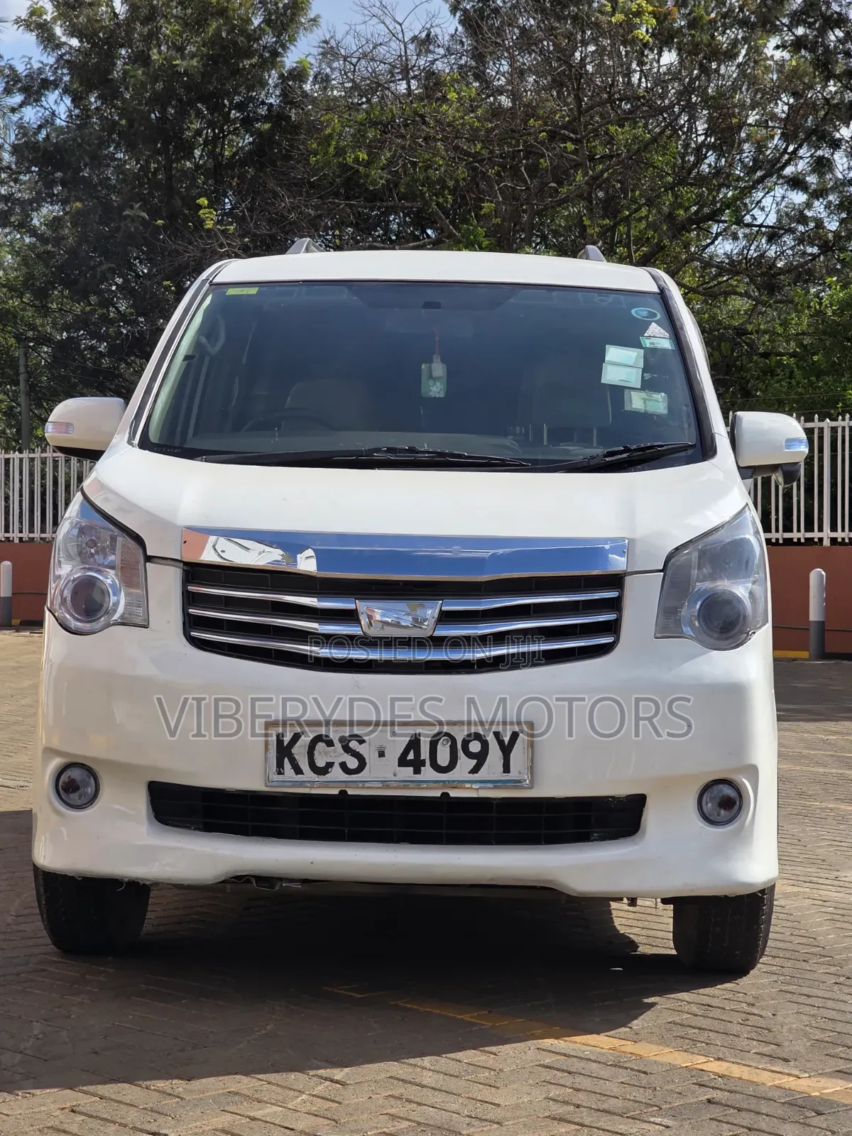 Toyota Noah 2011 White