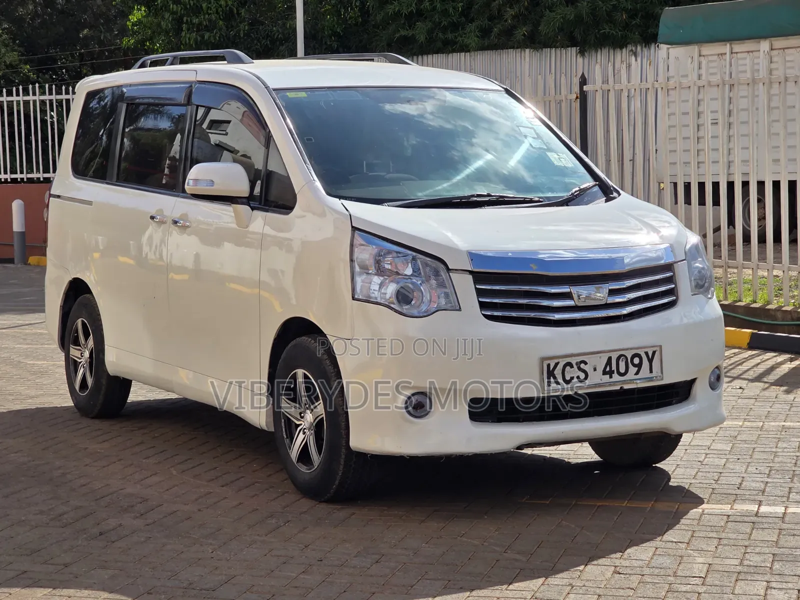 Toyota Noah 2011 White