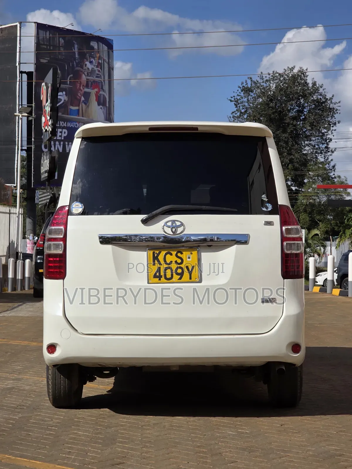 Toyota Noah 2011 White