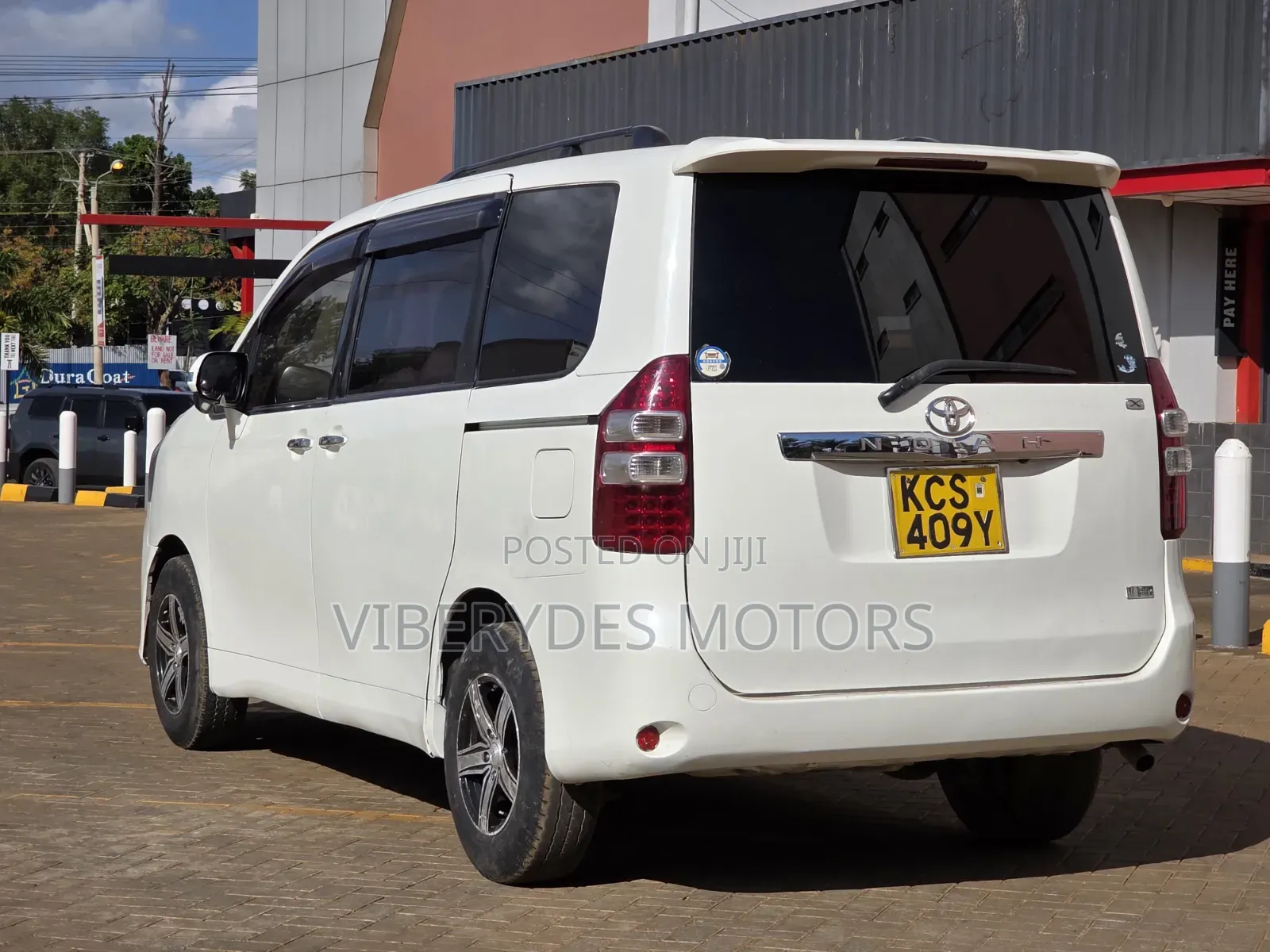 Toyota Noah 2011 White