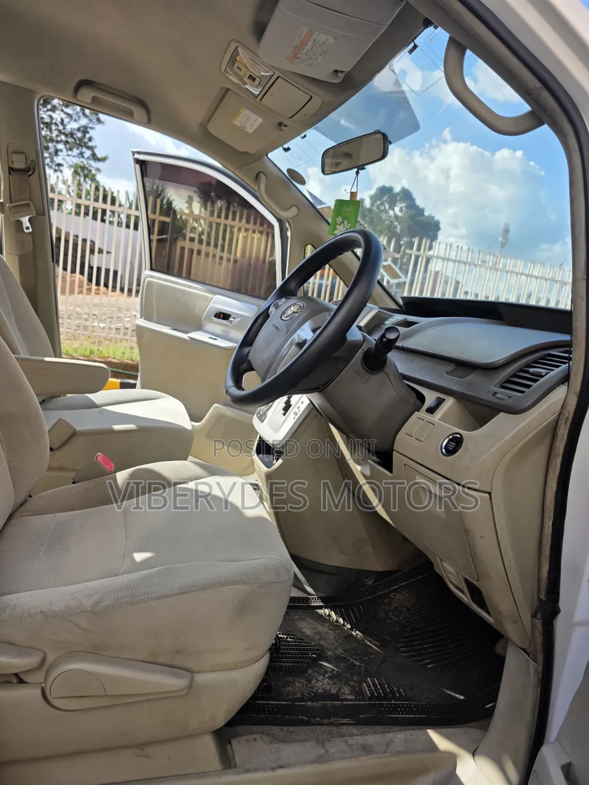 Toyota Noah 2011 White