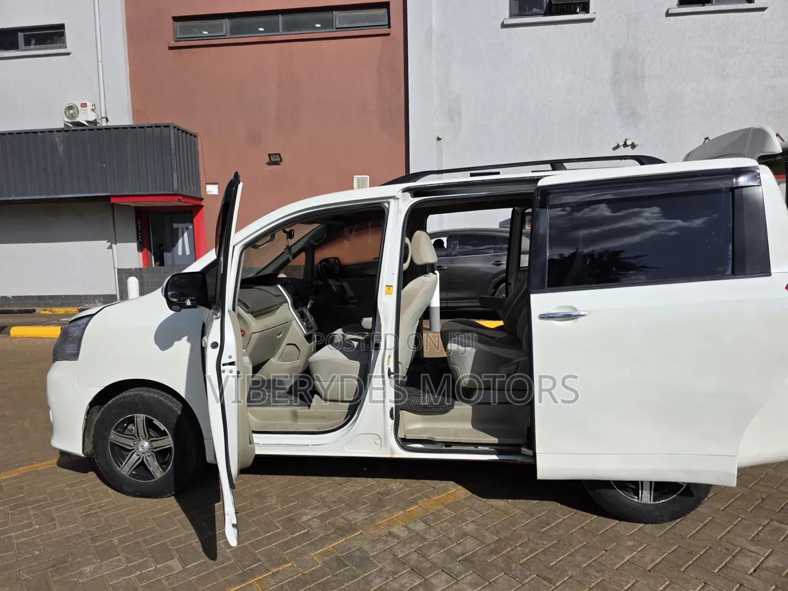 Toyota Noah 2011 White