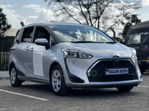 Toyota Sienta 1.5 AWD 2019 Silver